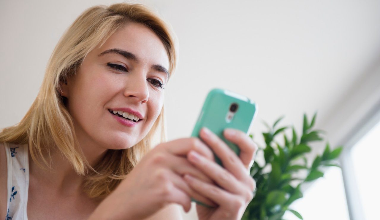 12 Nov 2014 --- Caucasian woman using cell phone --- Image by © JGI/Jamie Grill/Blend Images/Corbis