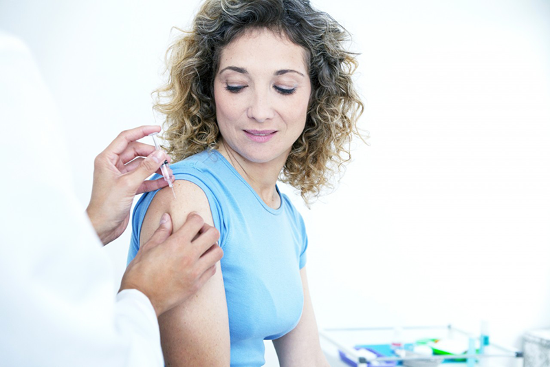 23 Oct 2013 --- VACCINATING A WOMAN --- Image by © B. BOISSONNET / BSIP/BSIP/Corbis