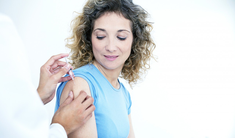 23 Oct 2013 --- VACCINATING A WOMAN --- Image by © B. BOISSONNET / BSIP/BSIP/Corbis