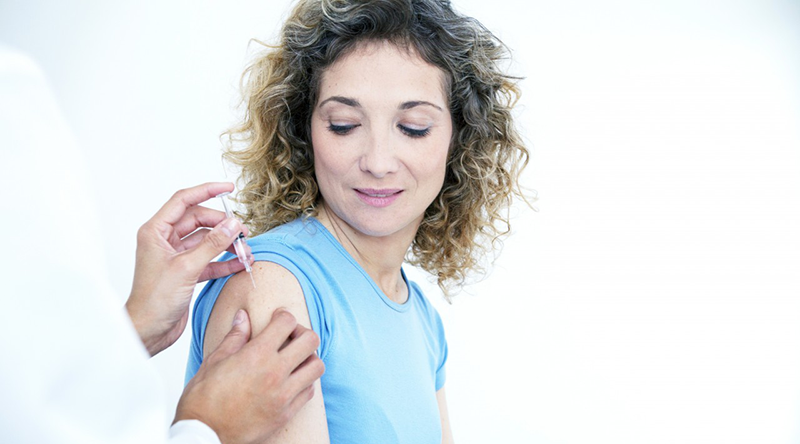 23 Oct 2013 --- VACCINATING A WOMAN --- Image by © B. BOISSONNET / BSIP/BSIP/Corbis