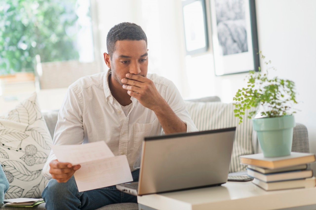 09 Oct 2014 --- Man paying bills online --- Image by © Tetra Images/Corbis