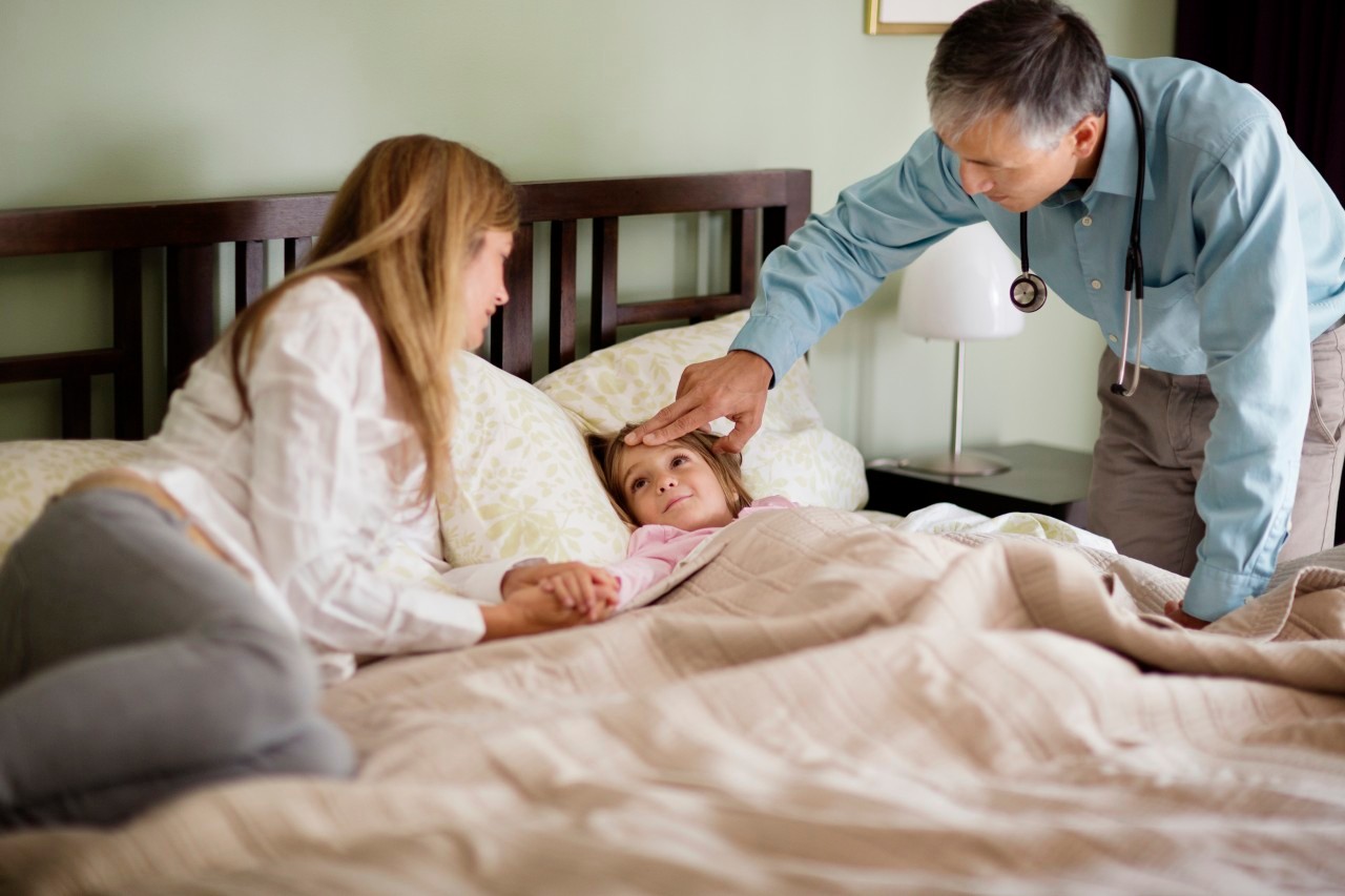 30 Aug 2013 --- USA, New York State, New York City, Doctor on house call examining girl (4-5) --- Image by © Cavan Images/Cavan Images/Corbis