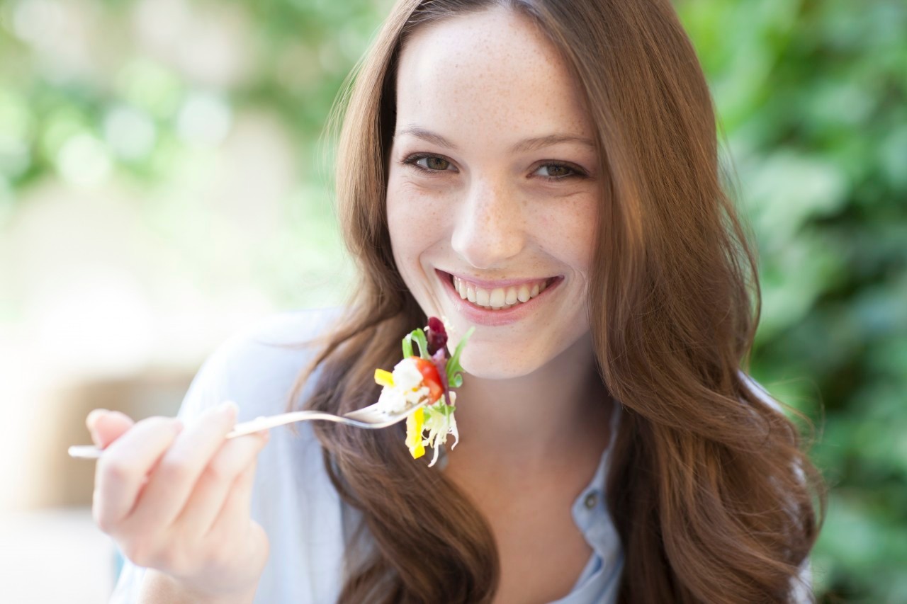 25 Oct 2013 --- Young woman eating a salad. --- Image by © IAN HOOTON/Science Photo Library/Corbis