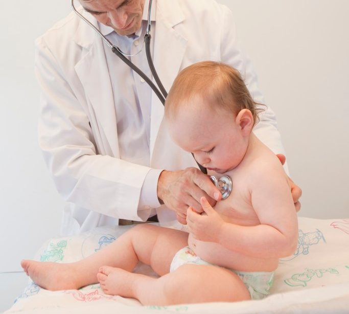 10 Jun 2012 --- Caucasian doctor examining baby --- Image by © Ronnie Kaufman/Larry Hirshowitz/Blend Images/Corbis